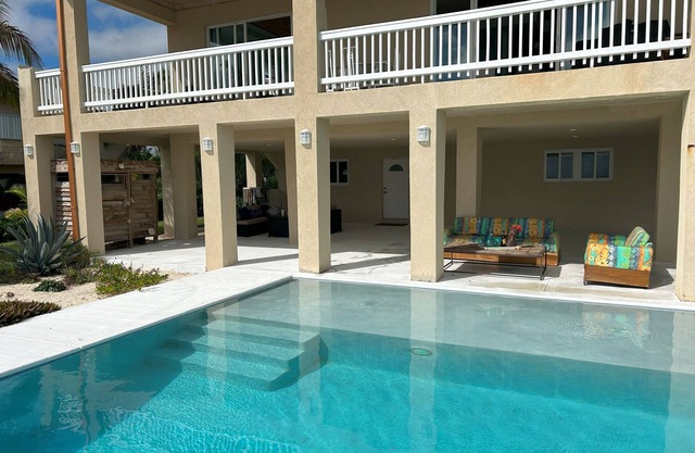Beach front with Pool. Charming 4 bdrm Villa with AC / Patios &Blue Green Ocean