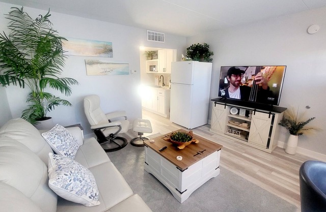 Beach getaway, Condo, Beautiful POOL, 5 minute walk to beach and Morey's Piers