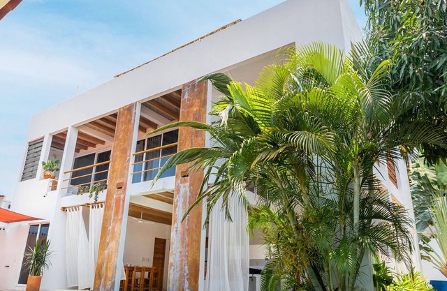 Beach Getaway + Pool, BBQ & Walk to Playa Zicatela