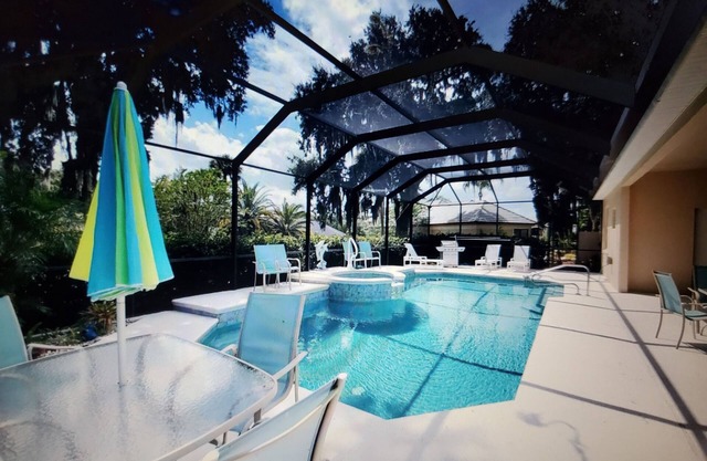 GOLF,BEACH, PRIVATE POOL & HOT TUB, DESKS, 4 BR/2 B, 5 TV'S,GRILL, 3 CAR GARAGE