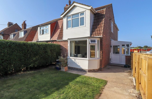 BEACH HAVEN, pet friendly, country holiday cottage in Anderby Creek