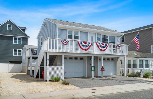 Beach house 2 blocks from the beach, beach badges, towels, chairs, and parking