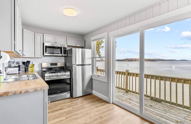 Beach House · Beautiful Beachfront House, Close to Burlington!