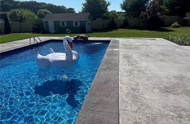 Beach house, inground pool, hot tub, Large backyard,1.5 Miles from Misquamicut