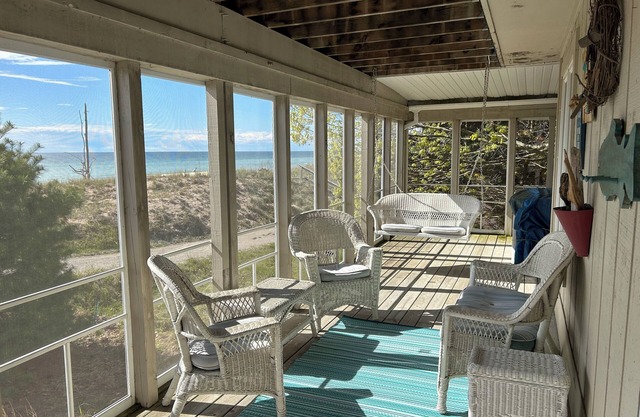 Beach house on Lake Michigan 5 minutes from Pentwater!