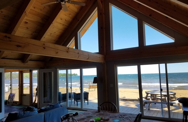 Strandhaus in der sandigen Bucht des Oberen Sees