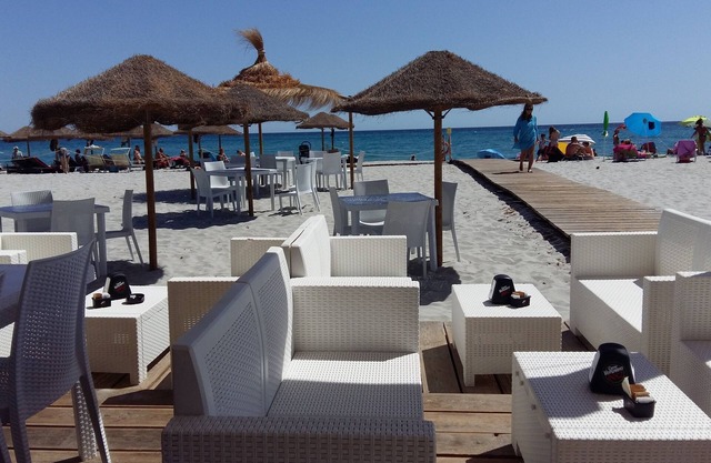 Beach House, paceful Lux 2 bedrooms /2 bathrooms and private garden