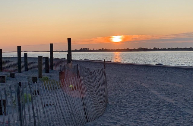 Beach house with ocean views, steps to beach , easy commute to Manhattan