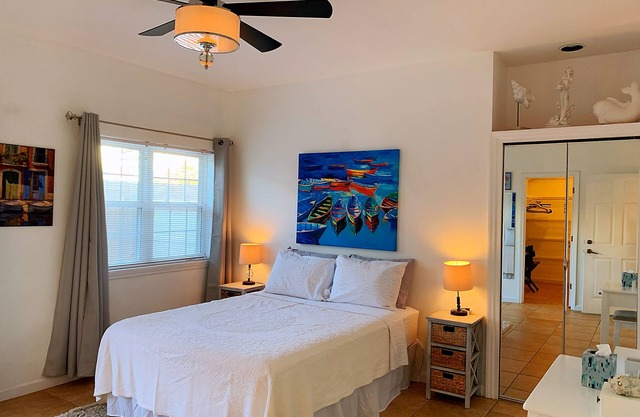 Beach house with private patio / pet friendly 1B