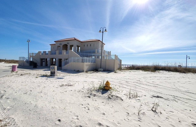 Beach Life Condo 135. Pools! Beach! Casinos! FUN!