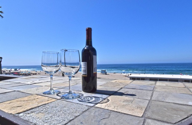 “Beach life in Manhattan Beach… Listen to the Waves break!”