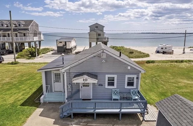 Beach Lovers Paradise! Cozy 3 bedroom home steps from the beach.