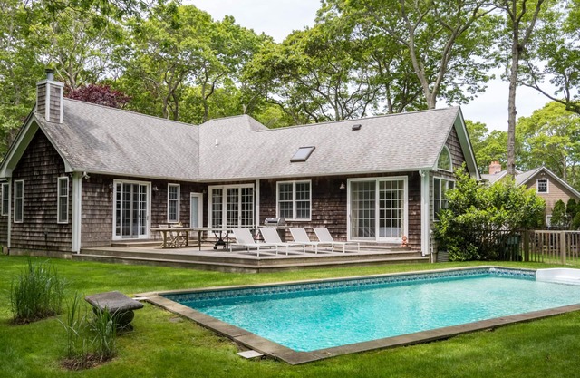 Strand in der Nähe und Pool im eigenen Garten in diesem familienfreundlichen modernen Haus