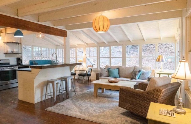 Beach Nest - Classic Grand Haven Cottage with Lake Michigan access sleeps 10