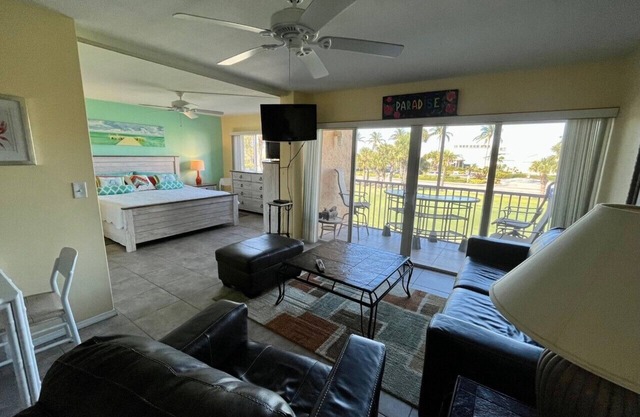 Beach Paradise! Relaxation, Sports, Beach, Food and Drinks! all in the Village!