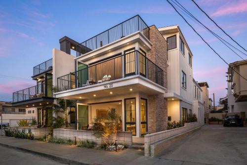Beach Paradise - Stunning 3-Story in Long Beach