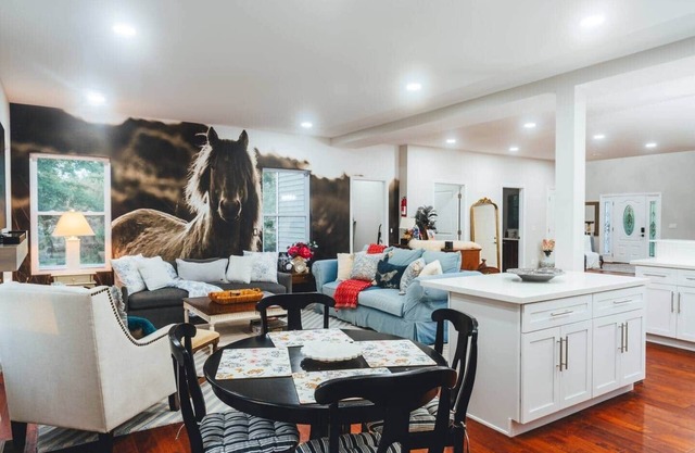 4000 Sqft Retreat, 18min Walk to Beach, Sleeps 18!