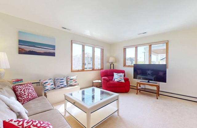 Beach retreat on 2nd floor - "Bayshore Breeze"! Fire Pit and Games Table!