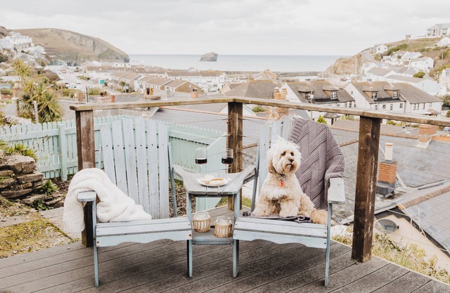 Beach & Surfing Heaven! 100m to sea & shops with parking, log burner & sea views
