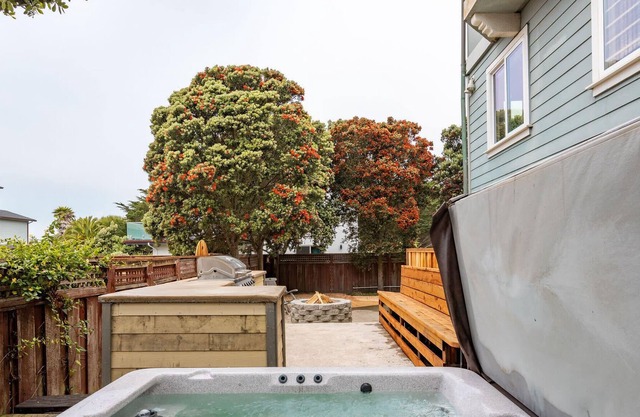 Beach Unit w/Private Hot Tub, Fire Pit, BBQ / Walk 2 Food & Activities