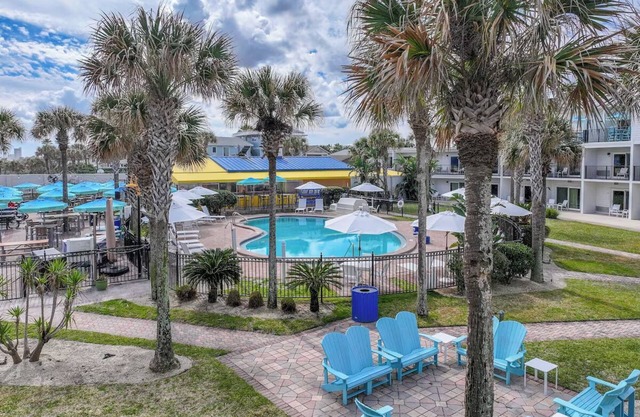 Seaside Room with Oceanfront Views, Close to Dining & Local Attractions