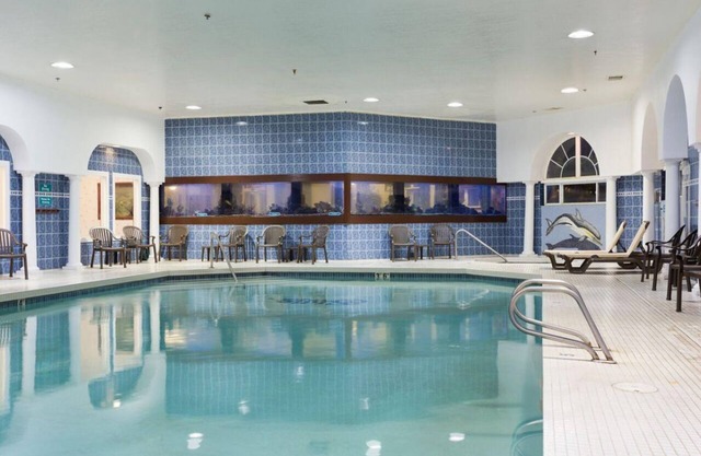 BEACH VACAY STARTS HERE. COMFY UNIT, POOL, SAUNA