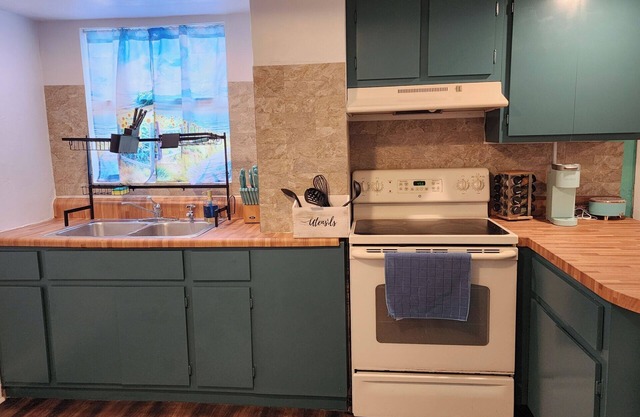 Beach Vibes 2-bedroom house 1 bath. with AC, WiFi in delightful St. Petersburg