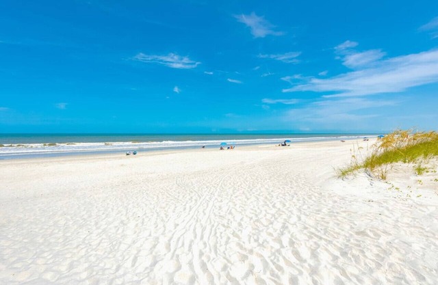 Beach-View Getaway , Sleeps 4, 1 Block from Ocean