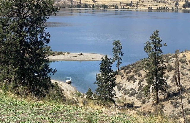 "Beach your boat and walk up" - Sunday Bay on Lake Roosevelt