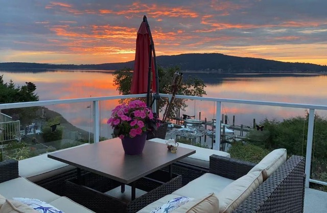 Beachbreeze Panoramic Oceanview 4BR 3BA Romantic Sunrise & Celestial Views
