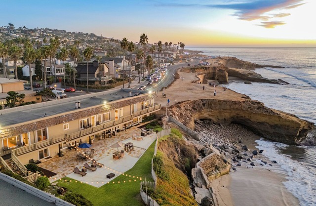 Beachcliff 8 by AvantStay | 3BDR Oceanview Condo!