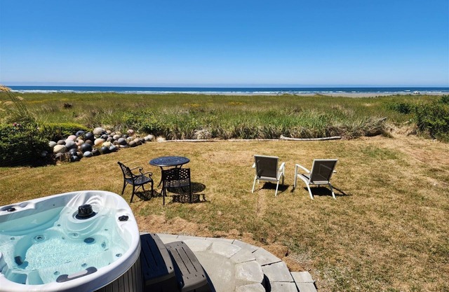 Beachcombers Cabin - Ocean Front with Hot Tub