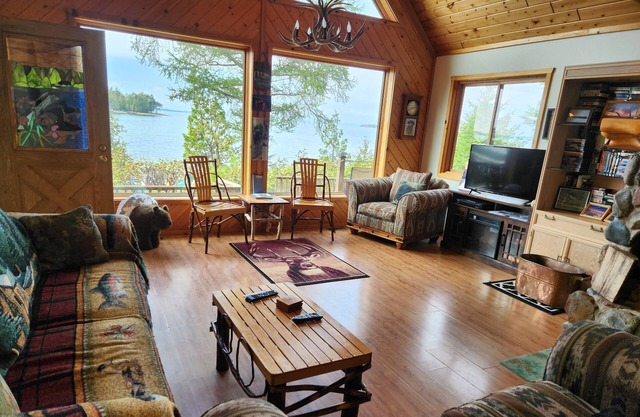 Deluxe Beachfront Log Home am Lake Huron in D. I. bietet Privatsphäre, Ansichten, WIFI