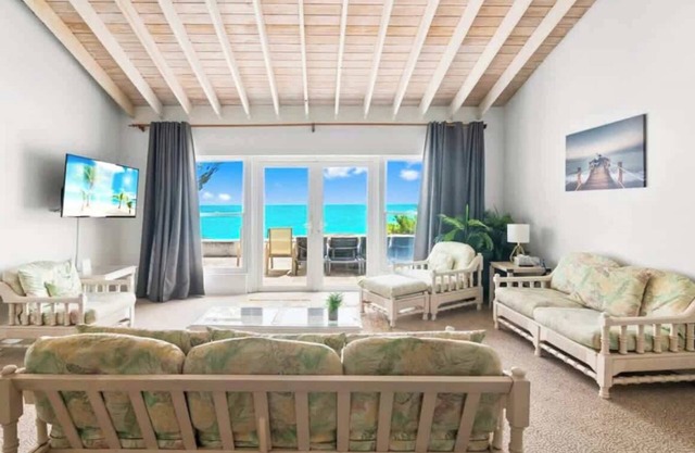 Beachfront White Palm Villa- Tar Bay, Great Exuma