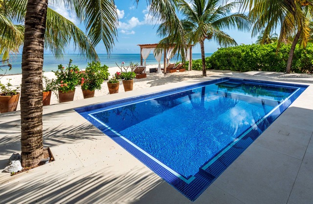 Weit davon entfernt, gewöhnliche ... Luxuriöse Villa am weißen Sandstrand mit Infinity-Pool!