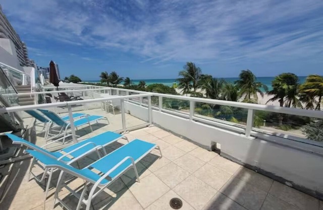 BEACHFRONT 1 Schlafzimmer / 2 Bad OCEANVIEW mit Balkon und Terrasse, kostenlose Parkplätze