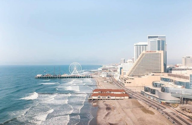 Beachfront 1BR 2BA Condo Cozysuites at Showboat