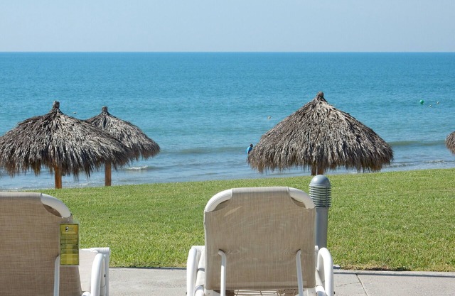 BEACHFRONT 2-BD CONDO HAT ALLES