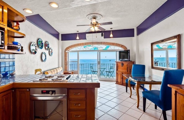 Beachfront 2 Bedroom Penthouse with Panoramic Ocean Views