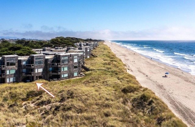 Beachfront 2-bedroom Condo by the Sea!