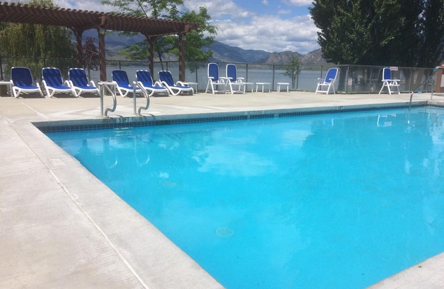 Beachfront 2-bedroom condo with spacious patio in exclusive Casa del Lago