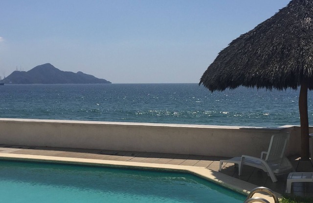 Beachfront 2bed / 2bath Condo mit Pool