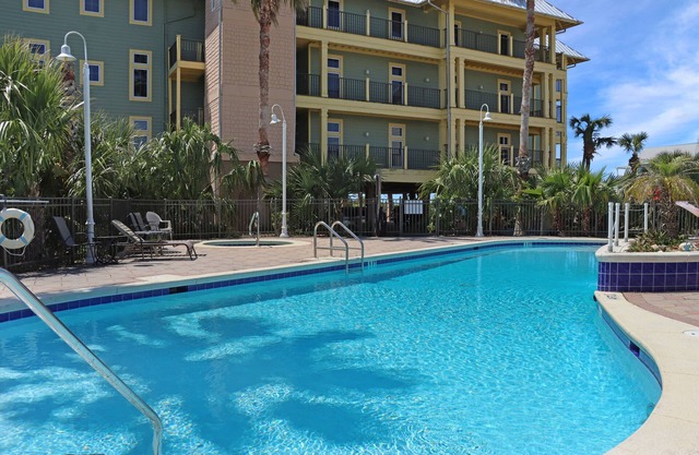 Beachfront 2BR Condo: Club1C, Pool, Hot Tub & Deck