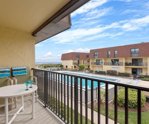 Beachfront 2BR Condo with Pool BBQ & Steps To Beach