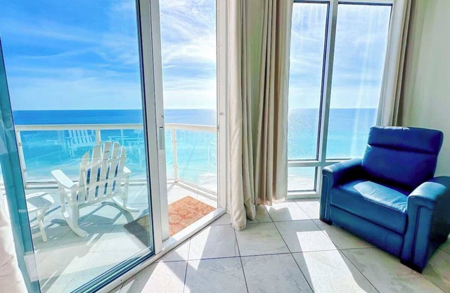 <Top Floor> Beachfront 2BR with stunning Gulf Views! Onsite Pools!