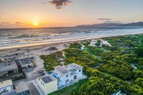 Beachfront 2BR w Deck Views Direct Sand Access Strand Way A