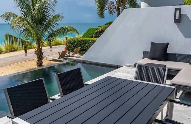 Beachfront 3 bedroom town-House at Ffryes Beach