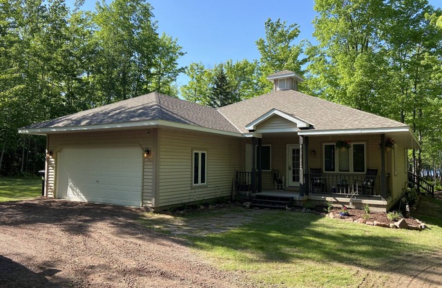 Beachfront 3-bedroom vacation home steps to Lake Superior