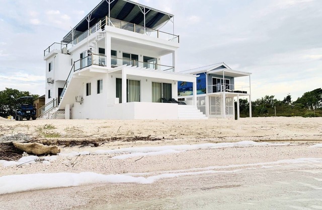 Beachfront 3 Beds w/ Kitchen/Pool/Breakfast