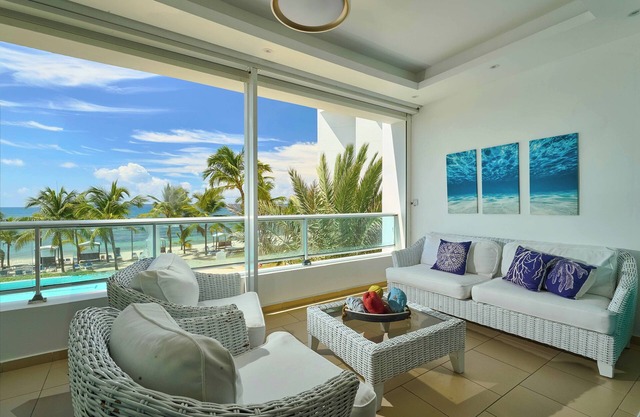 Huge 3Br Condo BeachFront Smart TV & Priv.Parking